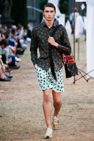 Look 10